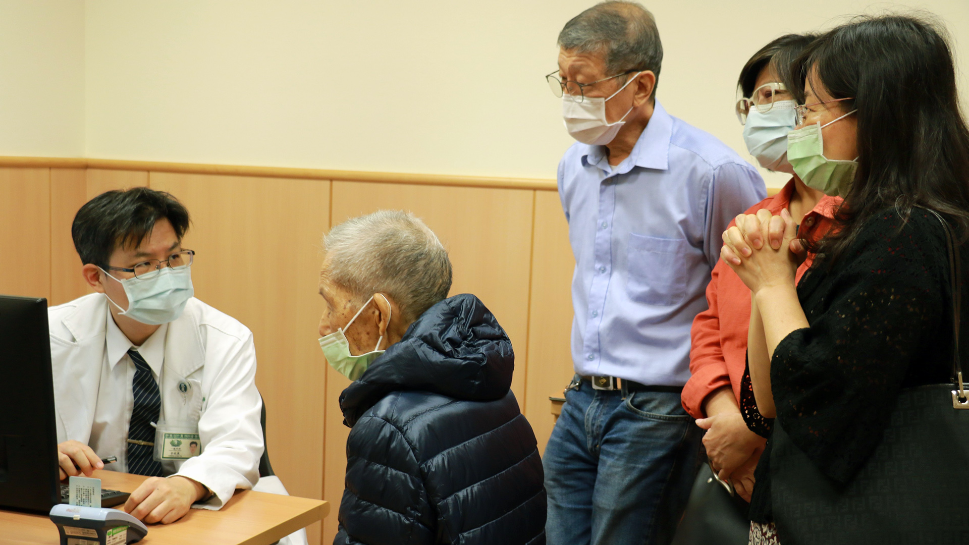 余政展主任向老翁與家人說明術後注意事項。