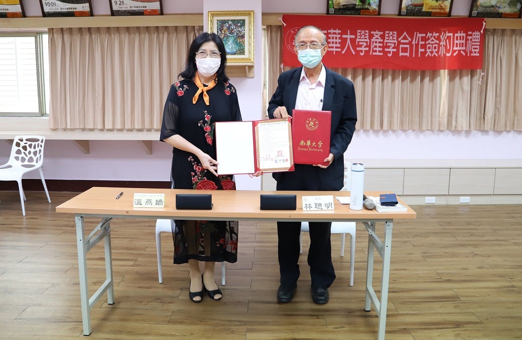可能是 2 個人、大家站著和室內的圖像