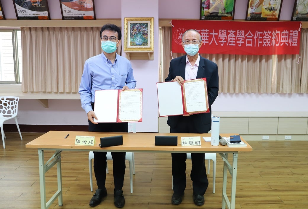 可能是 2 個人、大家站著和室內的圖像