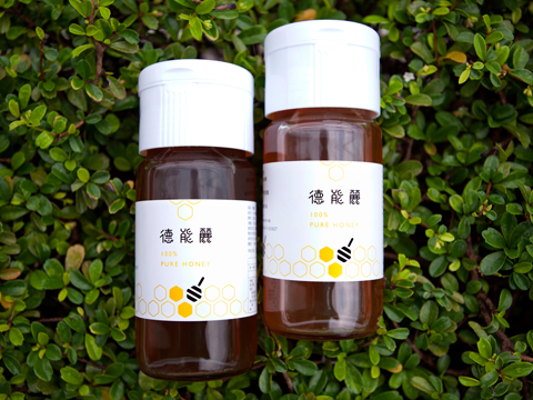 色澤較淺、透亮的荔枝蜜,帶有淡雅荔枝花香,甜中帶微酸,入口十分清爽溫潤