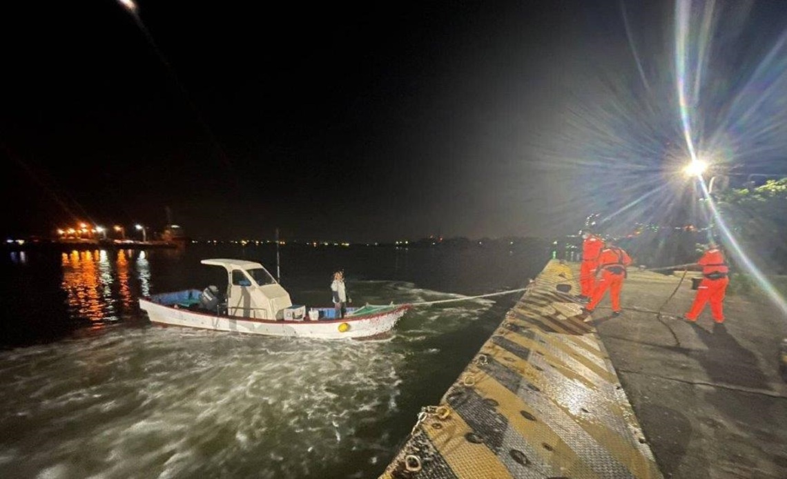 爸爸捕魚入夜未歸    海巡機警發現失去動力成功救援／波新聞