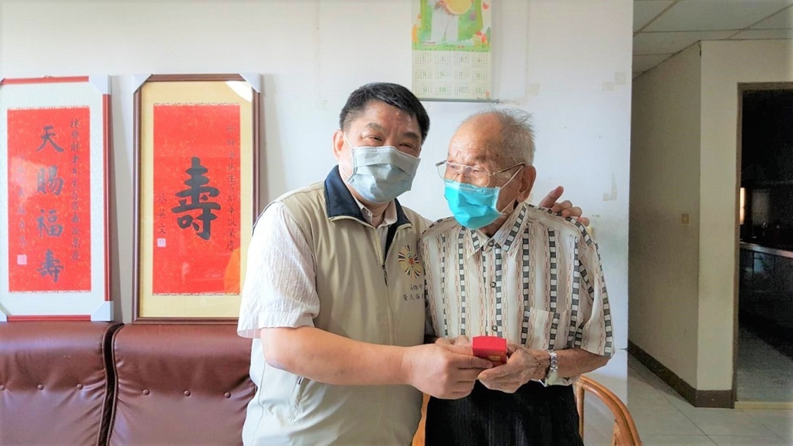疫情期間百歲榮民服務不打烊 高市榮服處黃處長溫馨祝壽/波新聞