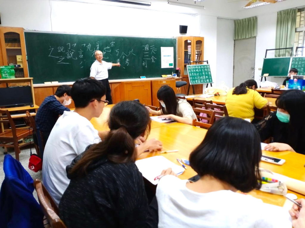 嘉大特殊教育學系定期舉辦板書研習,提升師資生技能。