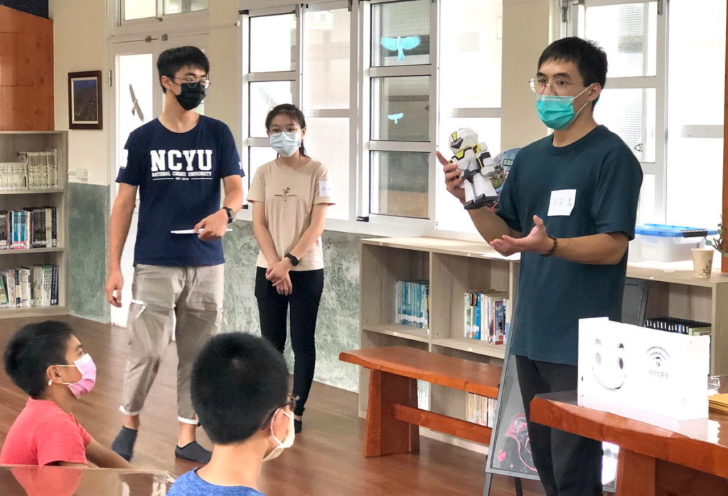 嘉大學生課程開場解說機器人。