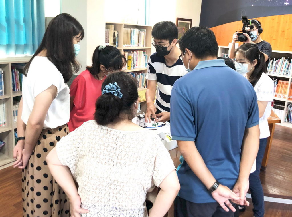 嘉大學生李詠瀚向瑞峰國小教師解說實作技巧。