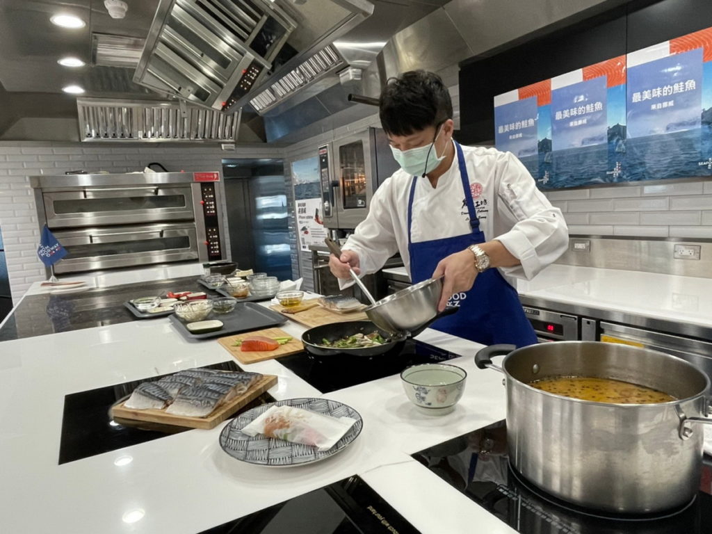 亞太十大名廚李哲松現場示範挪威鮭魚及鯖魚創新料理
