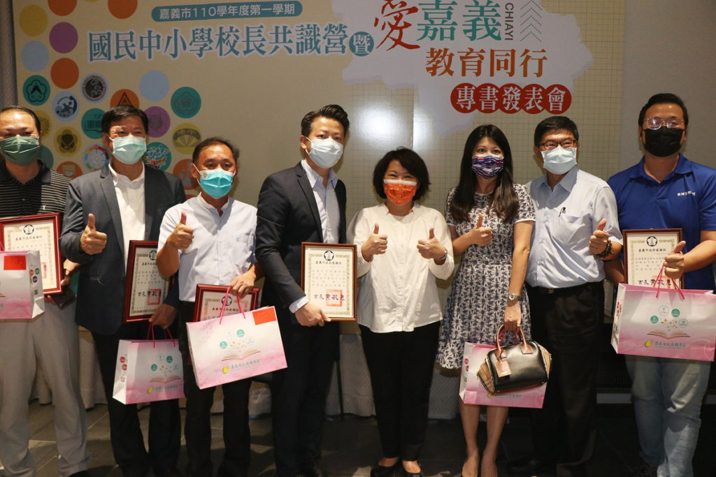 市長與捐贈防疫物資企業合照