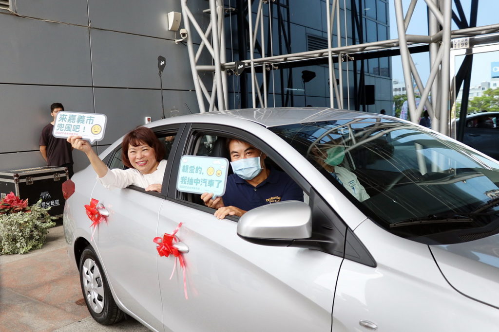 2020年嘉義市購物節舉辦消費抽汽車活動,黃敏惠市長恭喜得主(資料照)