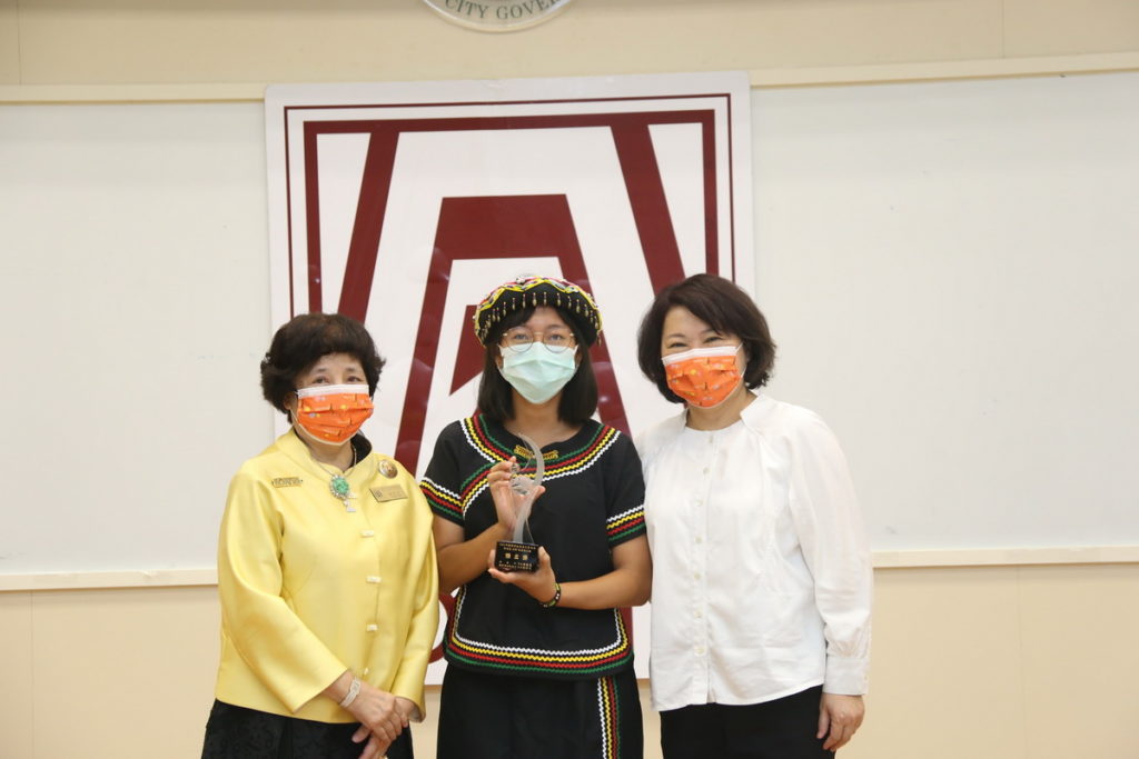 國際崇她嘉義社前社長劉燕足(左)、嘉義市長黃敏惠(右)、得獎學生幸頌恩(中)