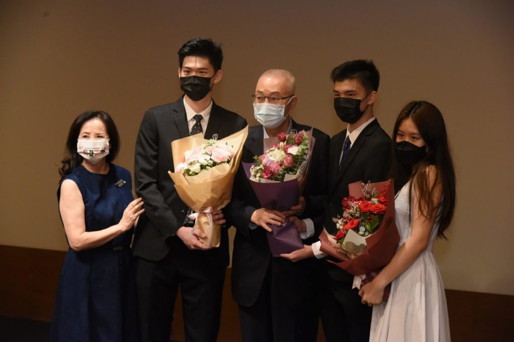 吳敦義前副總統難得與三位孫子同框合影。