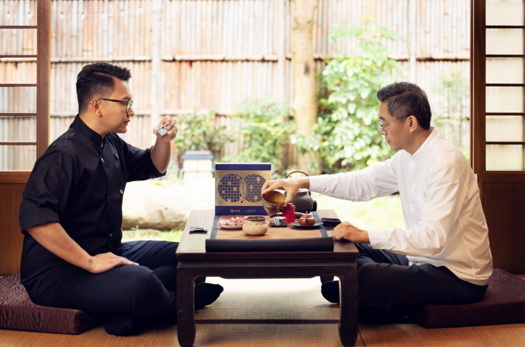 水根肉乾第三代職人邱信翰(左)與王德傳茶莊第五代傳人王俊欽(右), 客製打造頂級肉乾茶禮,邀您品嚐方圓肉乾品蜜金茗茶,與親友共渡圓滿中秋。