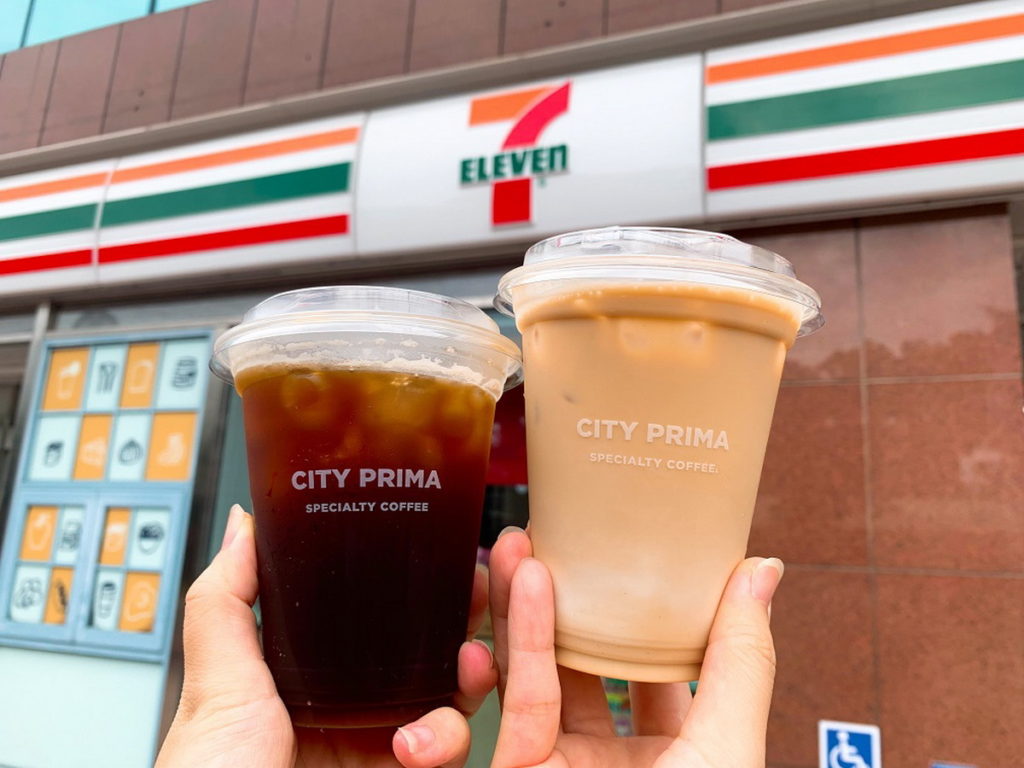 再現+0！ 7-ELEVEN祭出精品拿鐵、精品美式咖啡同品項買1送1優惠(各限定4萬組，冷熱可互換).