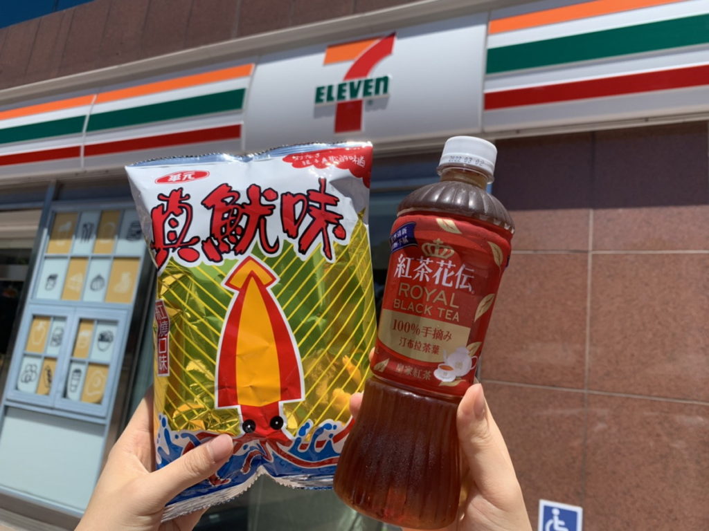 再現+0! 7-ELEVEN今日下午17點起至8月28日止，推出「紅茶花伝皇家紅茶PET470」、「真魷味-紅燒口味」同品項第3件0元優惠，民眾...