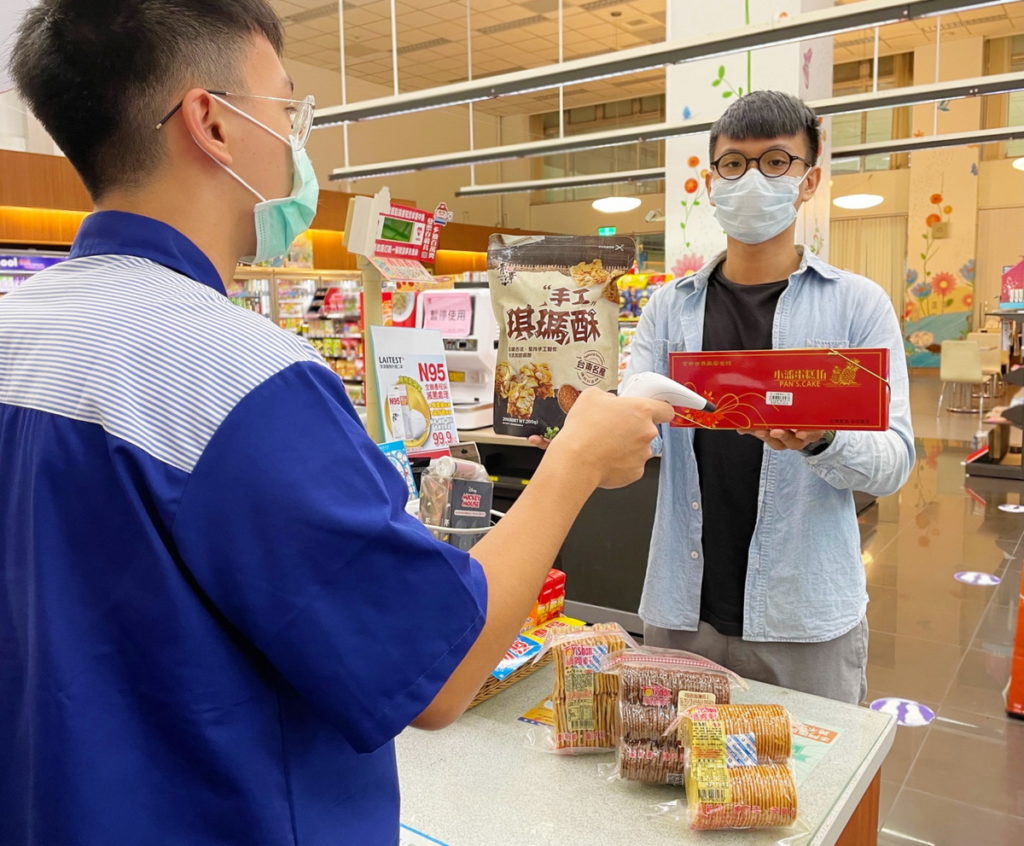 萊爾富考量民眾因「降級微出遊」,前往觀光熱點有群聚風險的擔憂,即日起,直接將萊購物平台上的網路人氣「夯貨伴手禮」搬進門市現場販售,提供十分多元的現售商品