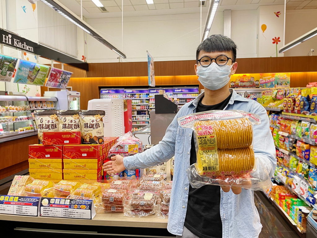 即日起,民眾可在萊爾富超商買到萊購物平台上的網路人氣「夯貨伴手禮」,商品多元,又能兼顧疫情新生活