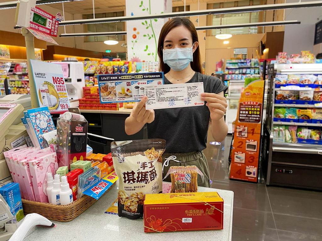 萊爾富推出「降級微出遊」多項休閒票券最低下殺1.5折,以及網路人氣「夯貨伴手禮」,讓民眾免奔波、免排隊,兼顧疫情新生活