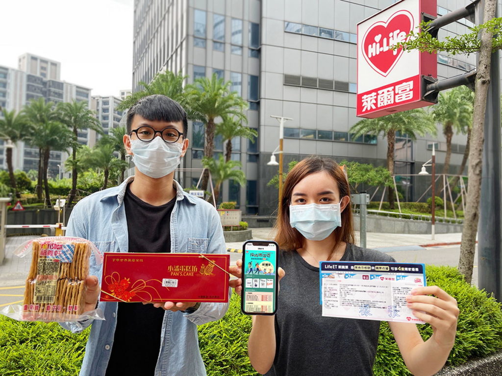 搶攻降級旅遊商機,萊爾富推出「降級微出遊」多項休閒票券最低下殺1.5折,以及多項網路人氣「夯貨伴手禮」,讓民眾免奔波、免排隊,兼顧疫情新生活