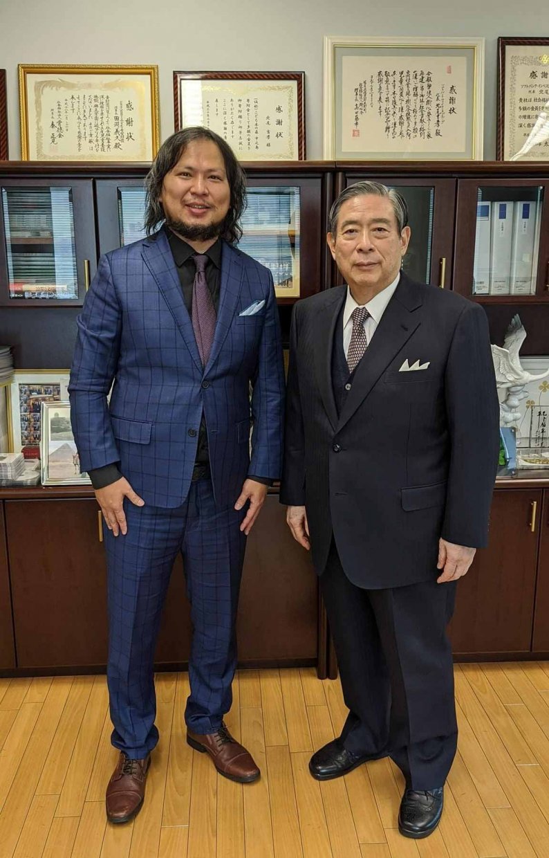 SBI集團執行長北尾吉孝(右)、奧丁丁集團創辦人暨執行長王俊凱(左)
