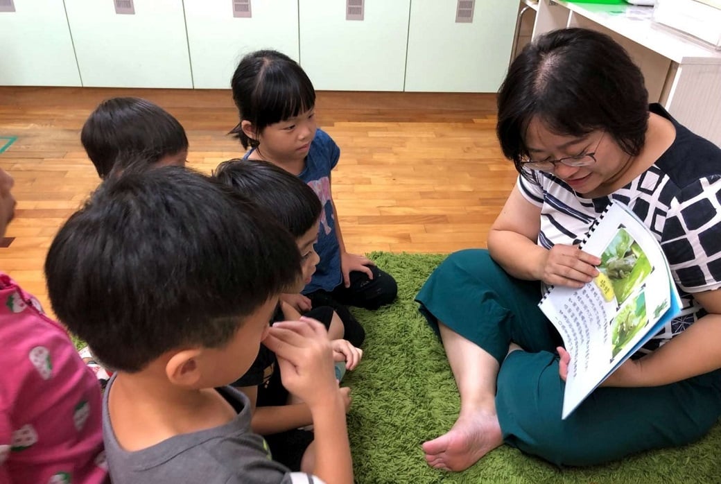 可能是 1 人、小孩、站立、坐著和室內的圖像