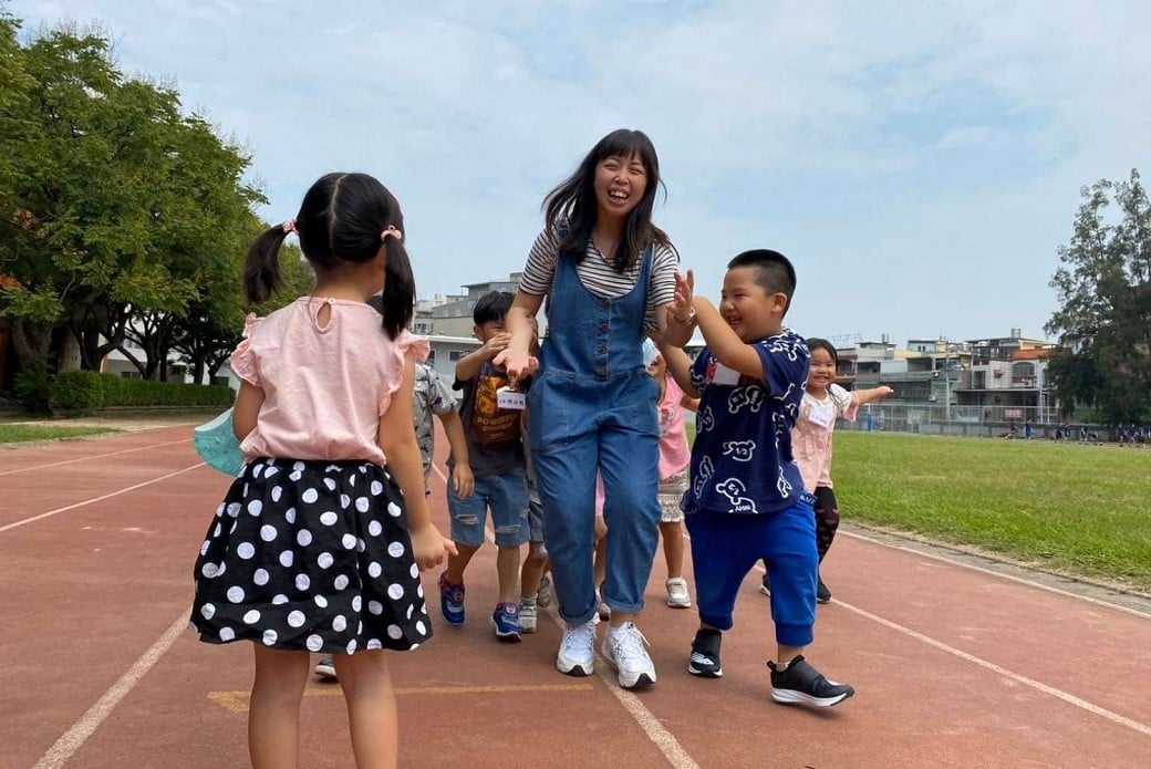 可能是 2 個人、小孩、大家站著和戶外的圖像