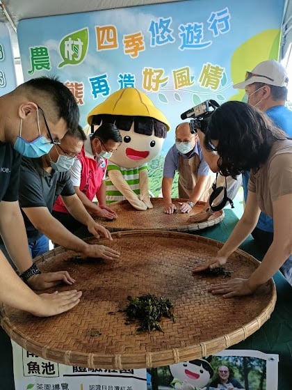 可能是一或多人和大家站著的圖像