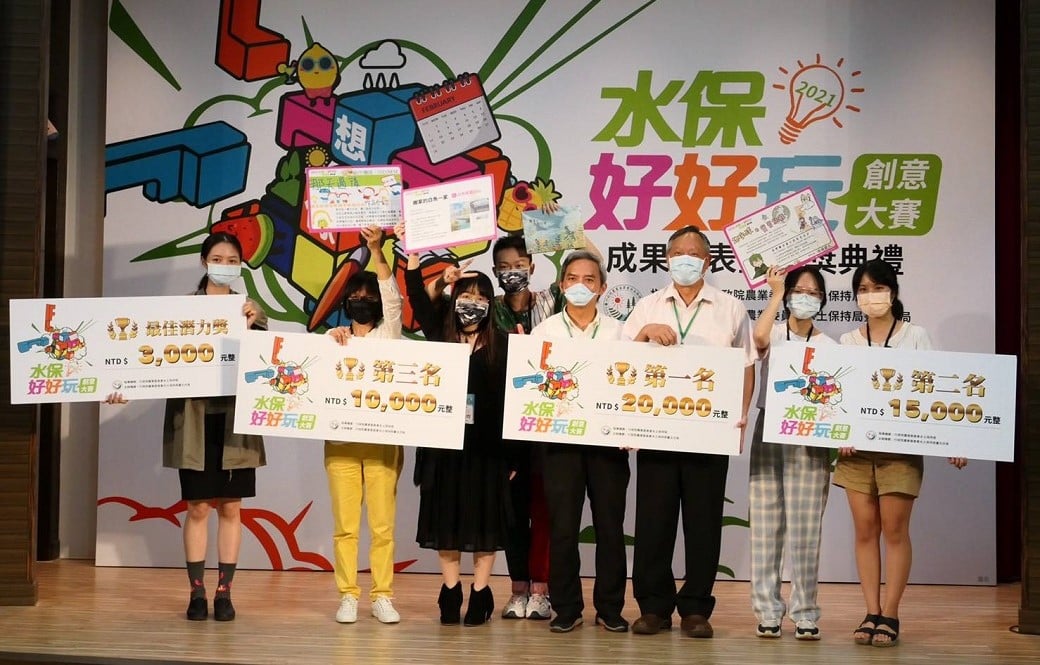 可能是 5 個人和大家站著的圖像