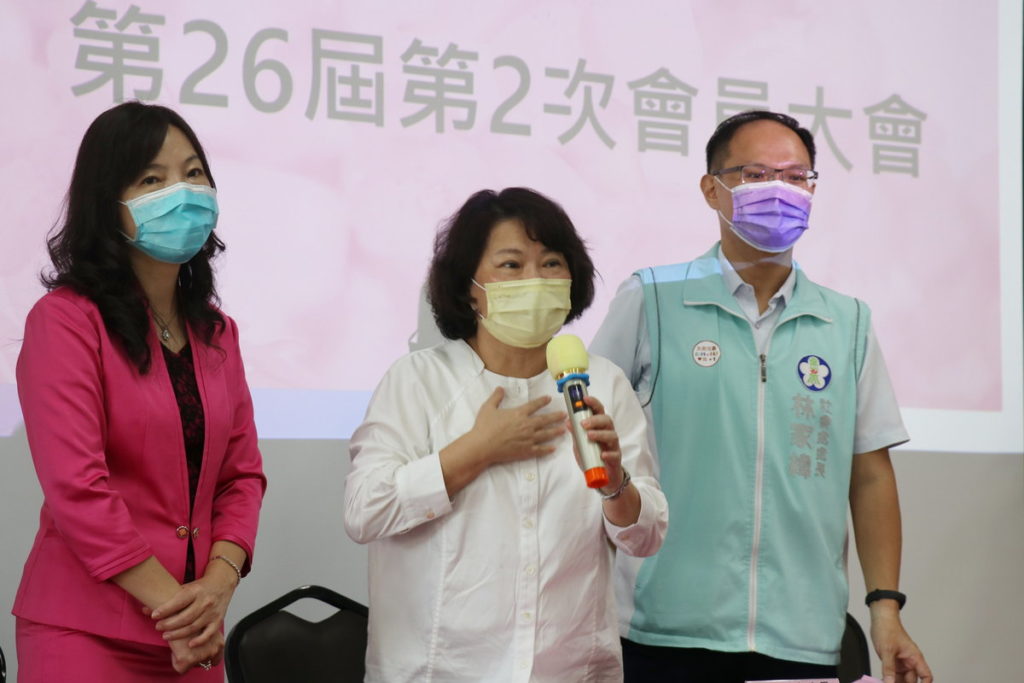 黃敏惠市長(中)感謝嘉義市婦女會長期關注女性及女權議題