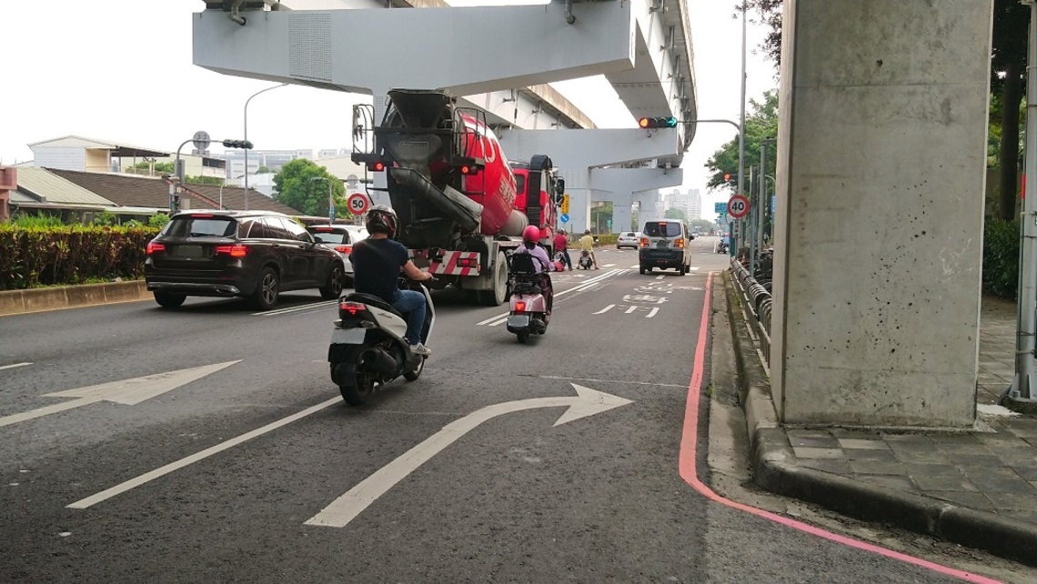 加昌路（楠梓科技產業園區前）調整右轉車道    機慢車停等區提升行車安全!／波新聞