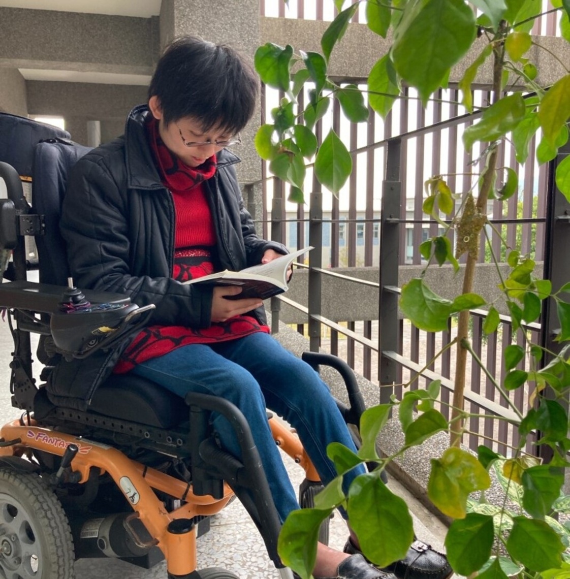 無懼障礙 臺東大學碩士生田宜君以「兒童文學」踏出獨特的路/波新聞