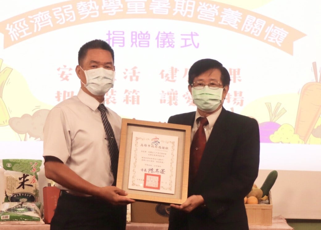 可能是 2 個人和大家站著的圖像