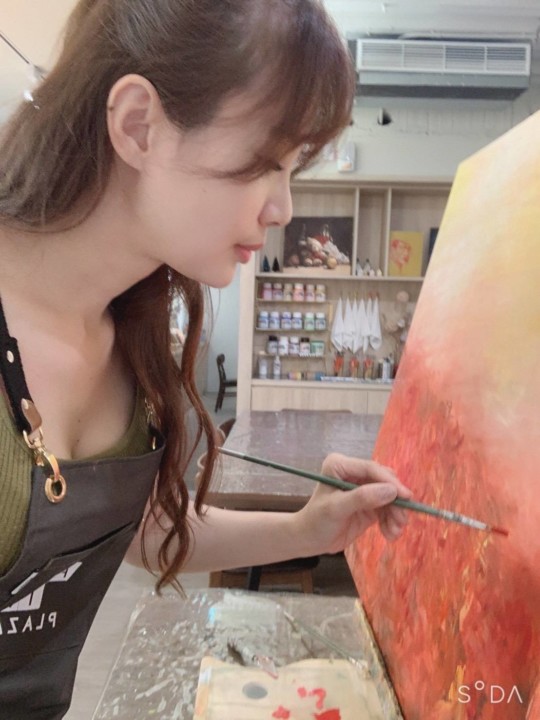 美女畫家李玉婷作畫情形