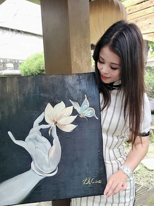 美女畫家李蕙瑾展示畫作