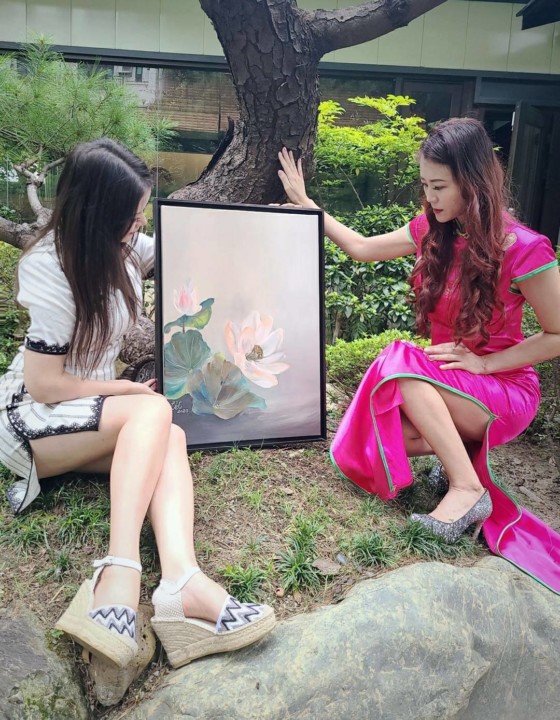 李蕙瑾(左)和她的畫作