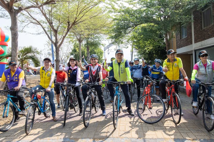 「來Bike(吧)!去屏東走走!」屏南場吸引許多熱愛自行車的車友前來參加。(右三為立法委員莊瑞雄委員,右四為交通部觀光局大鵬灣國家風景區管理處陳煜川處長)
