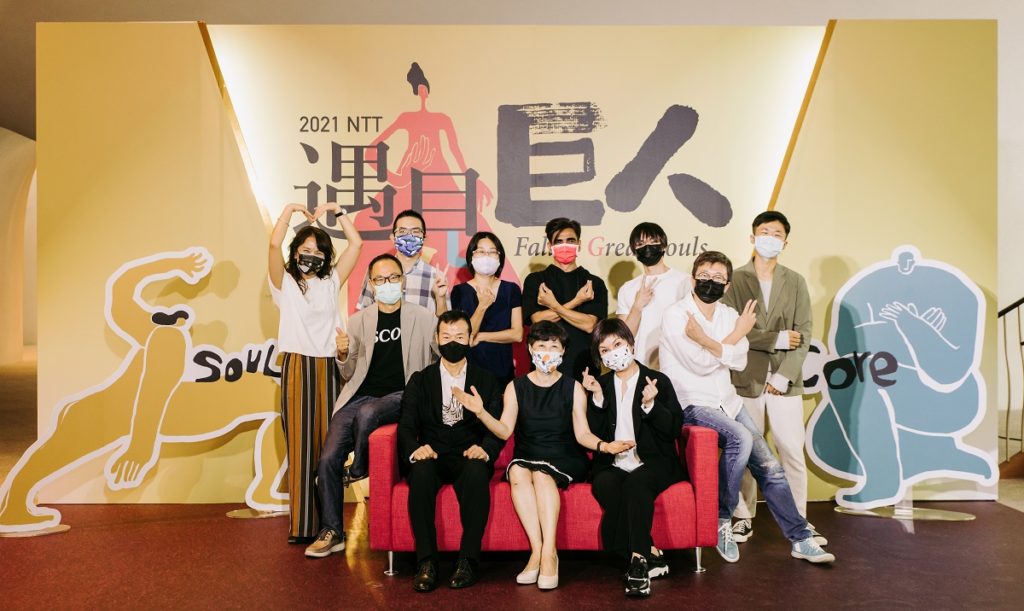 臺中國家歌劇院「2021 NTT遇見巨人」系列 8檔節目藝術家齊聚一堂,藝術總監 邱瑗、副總監 汪虹,與藝術家合影,包括當代傳奇劇場藝術總監 吳興國、唐美雲歌仔戲團藝術總監 唐美雲、莎士比亞的妹妹們的劇團團長 王嘉明、《行過洛津》導演 陳煜典、黃翊工作室+藝術總監 黃翊、布拉瑞揚舞團 藝術總監 布拉瑞揚.帕格勒法、《唐懷瑟》指揮 張尹芳、《唐懷瑟》導演 鴻 鴻、音樂顧問 焦元溥。(圖/歌劇院提供)