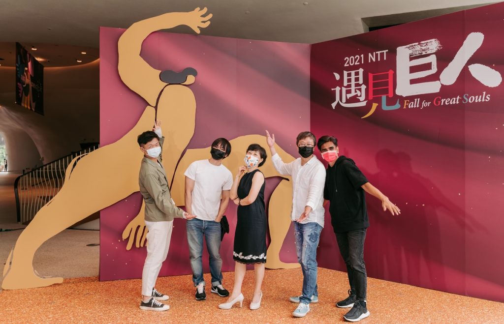歌劇院藝術總監邱瑗與NTT遇見巨人藝術家合影。由左至右:陳煜典、黃翊、邱瑗、布拉瑞揚、王嘉明。(圖/歌劇院提供)