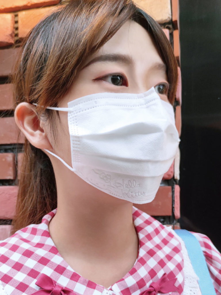 白色Hello-Kitty口罩更能傳達清新和簡潔的正面意義