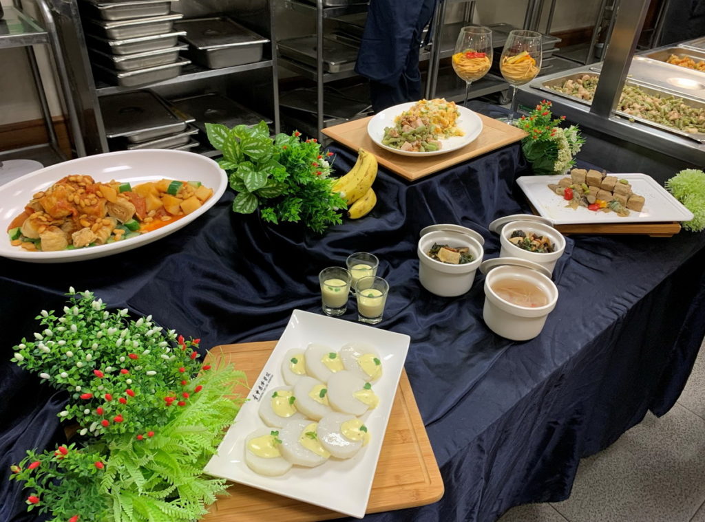 臺中慈濟醫院導入灃食基金會《蔬食食譜》，員工餐廳料理菜色展現新風味。