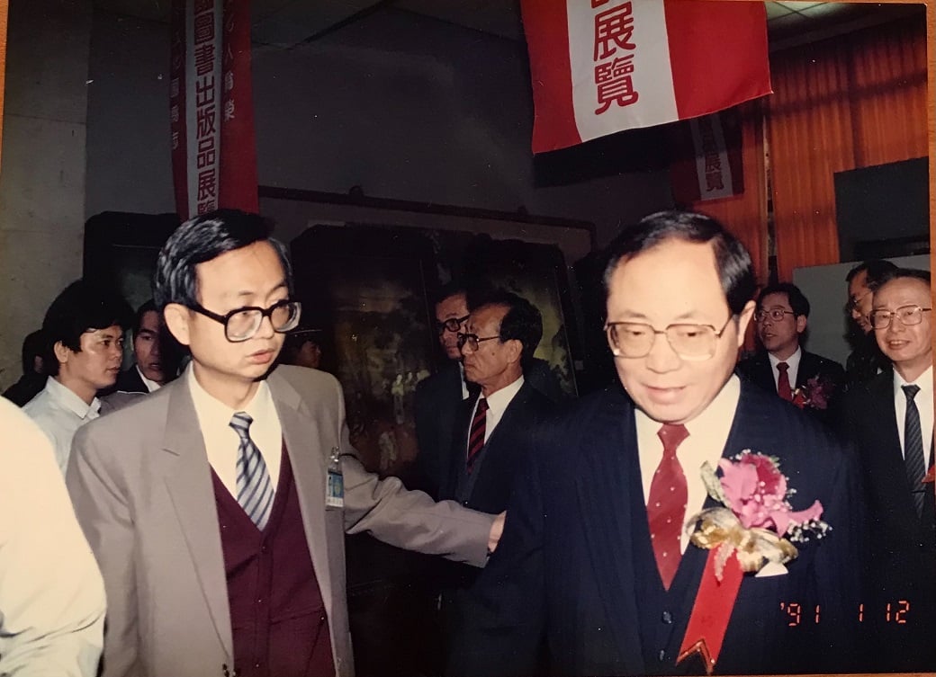 可能是 7 個人、大家站著和套裝的圖像