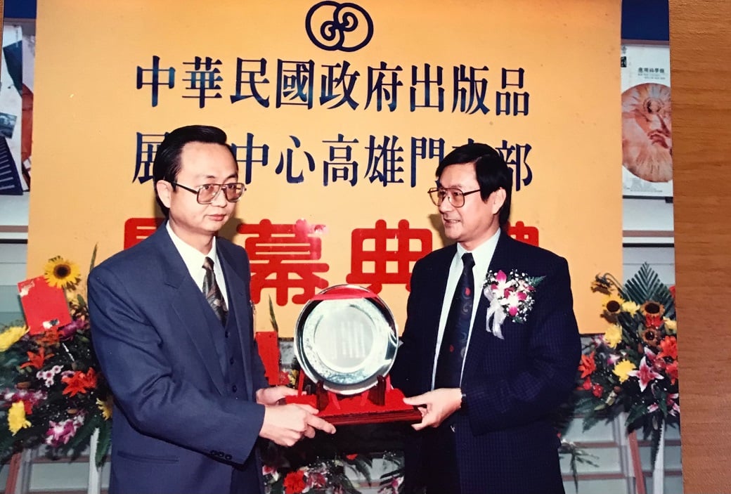 可能是 2 個人、大家站著和室內的圖像