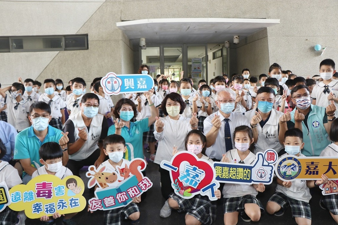 開學首日興嘉國小學童「直升」嘉義大學校園上課 展現兩校友好互助/波新聞