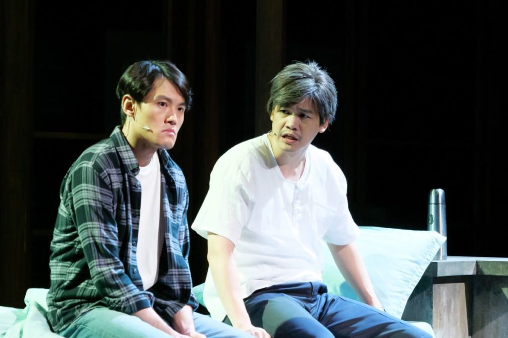 飾演魚店音樂人的演員洪建藏，現實生活中面臨與劇中人物相同的困境(果陀劇場提供)