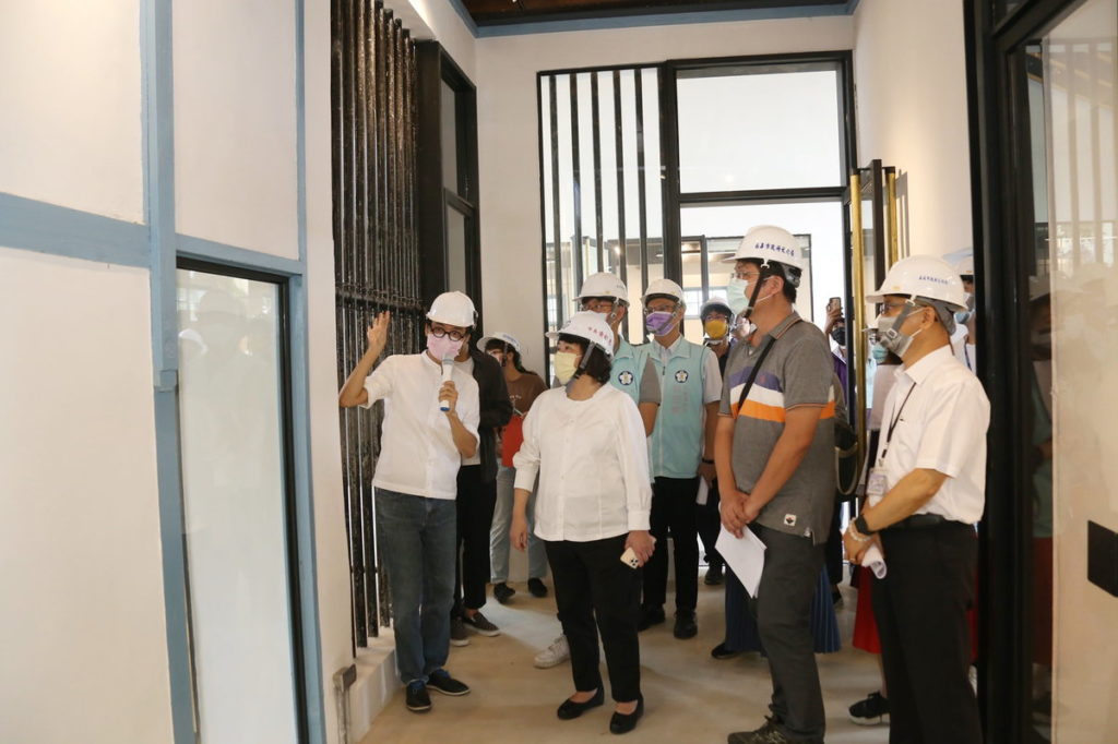 市長參觀建築內部與外部