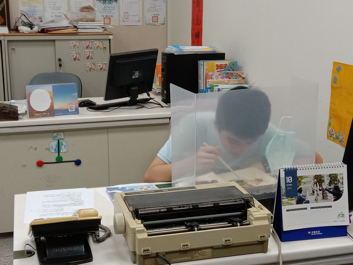 今年五月停課九月開學,孩子學校及補習班用餐,出現隔離罩了/波新聞