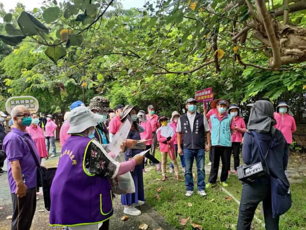 藉由走動式說明向園區工作人員及尾北里志工教導登革熱防治「巡、倒、清、刷」技巧