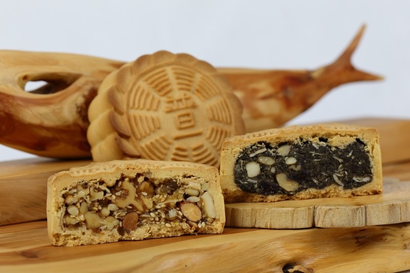 《普一吳師傅烘培坊》頂級提漿綜合月餅禮盒,奧丁丁中秋限定價:$1,280 / 盒 ,輸入中秋折扣碼可享5%優惠。