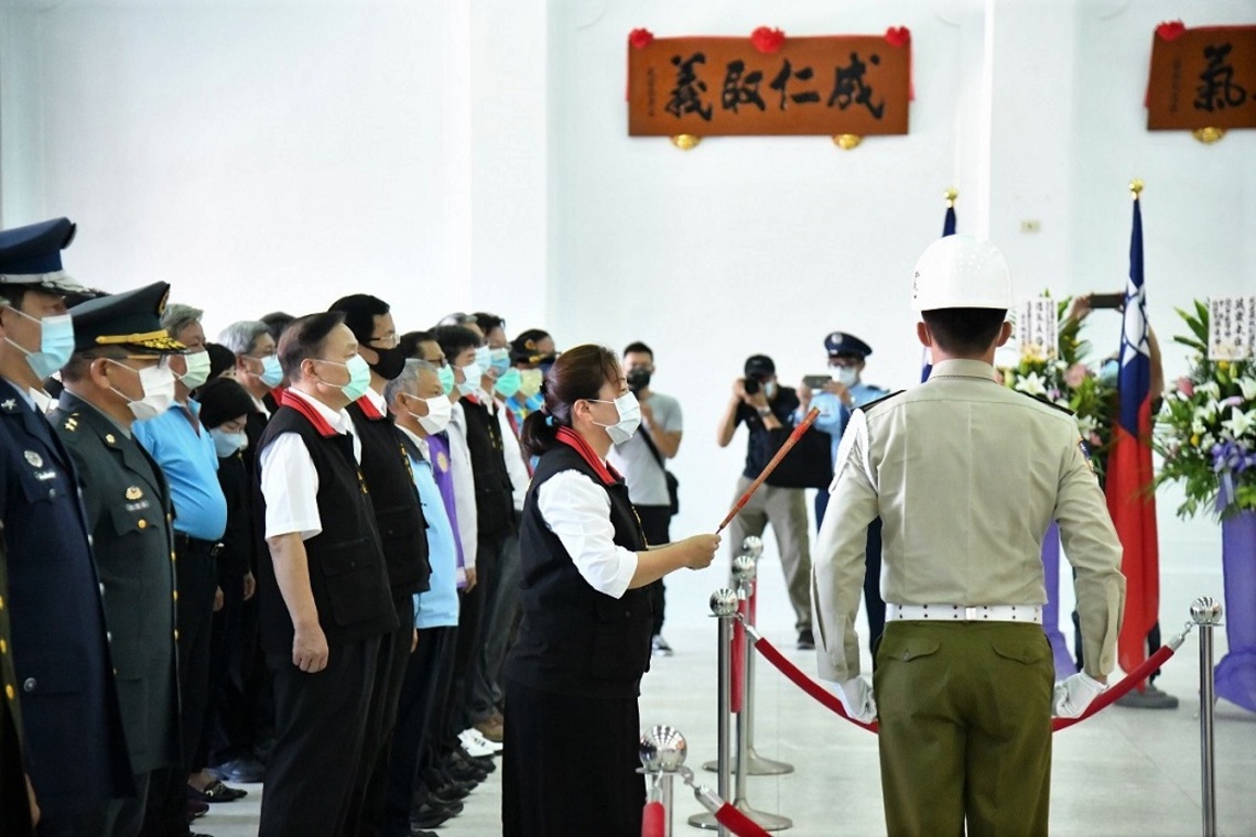 秋祭國殤暨空軍少校羅尚樺烈士靈位入祀典禮 徐榛蔚擔任主祭官率各界代表致祭