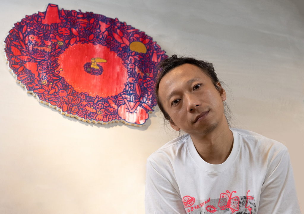 擅長將生活經驗融合作品的呂英菖,筆下的勝利女神暫在花叢間,洋溢溫暖卻充滿自信