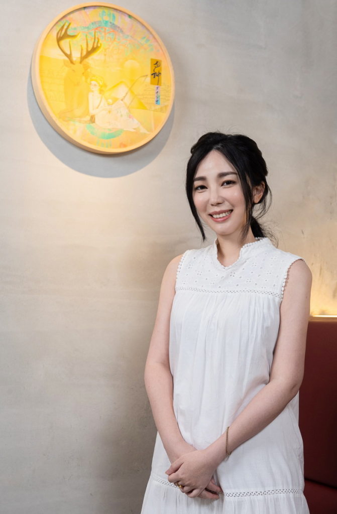 少女感十足的辜琪鈞,選用膠彩作為材料,勾勒出女性獨有柔和氛圍的「月神光彩」