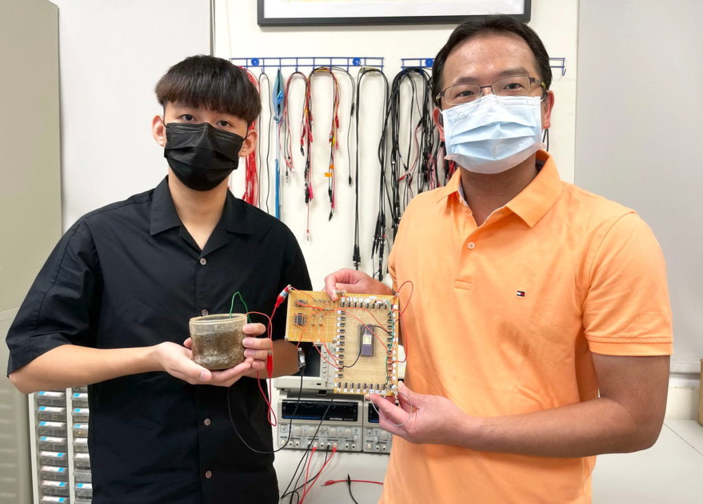 嘉大電機系江政達教授(右)指導學生徐崇瑜成功研發出土壤酵母菌偵測器。